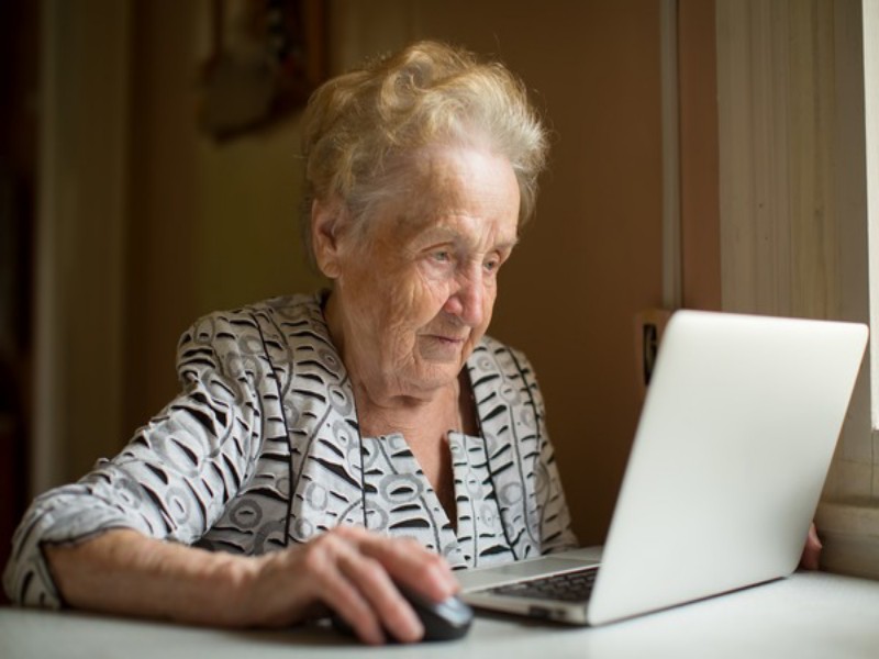 Ayudemos a nuestros adultos mayores a relacionarse mejor con el mundo digital