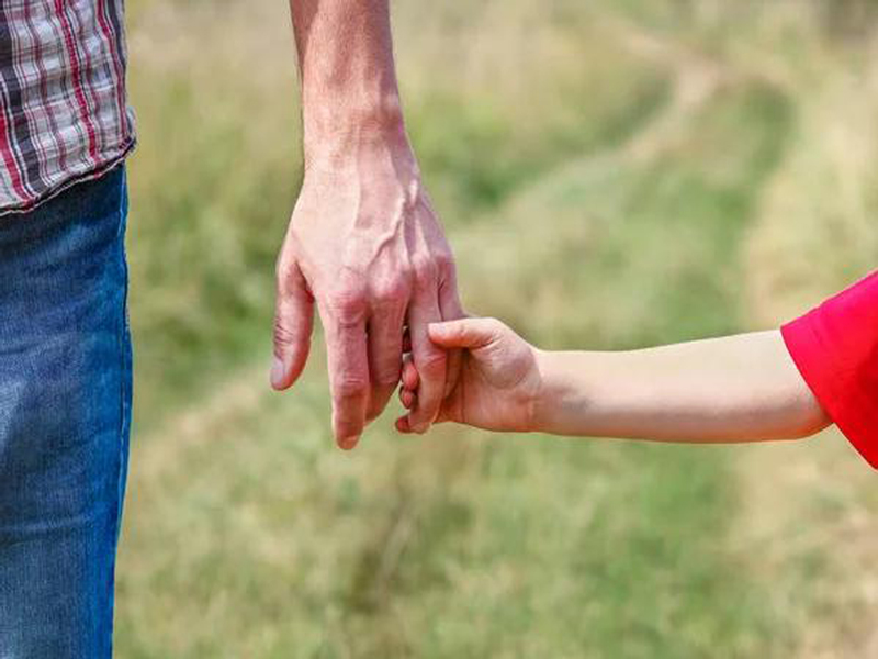 Tanto como para nacer y caminar en la vida hace falta un buen padre