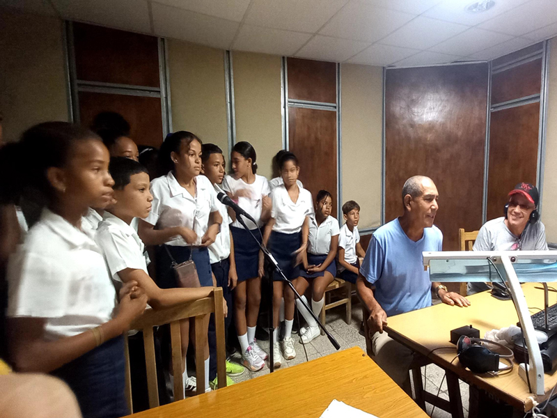 Llegan a Radio Baraguá estudiantes palmeros por aniversario 65 de la creación de los CDR